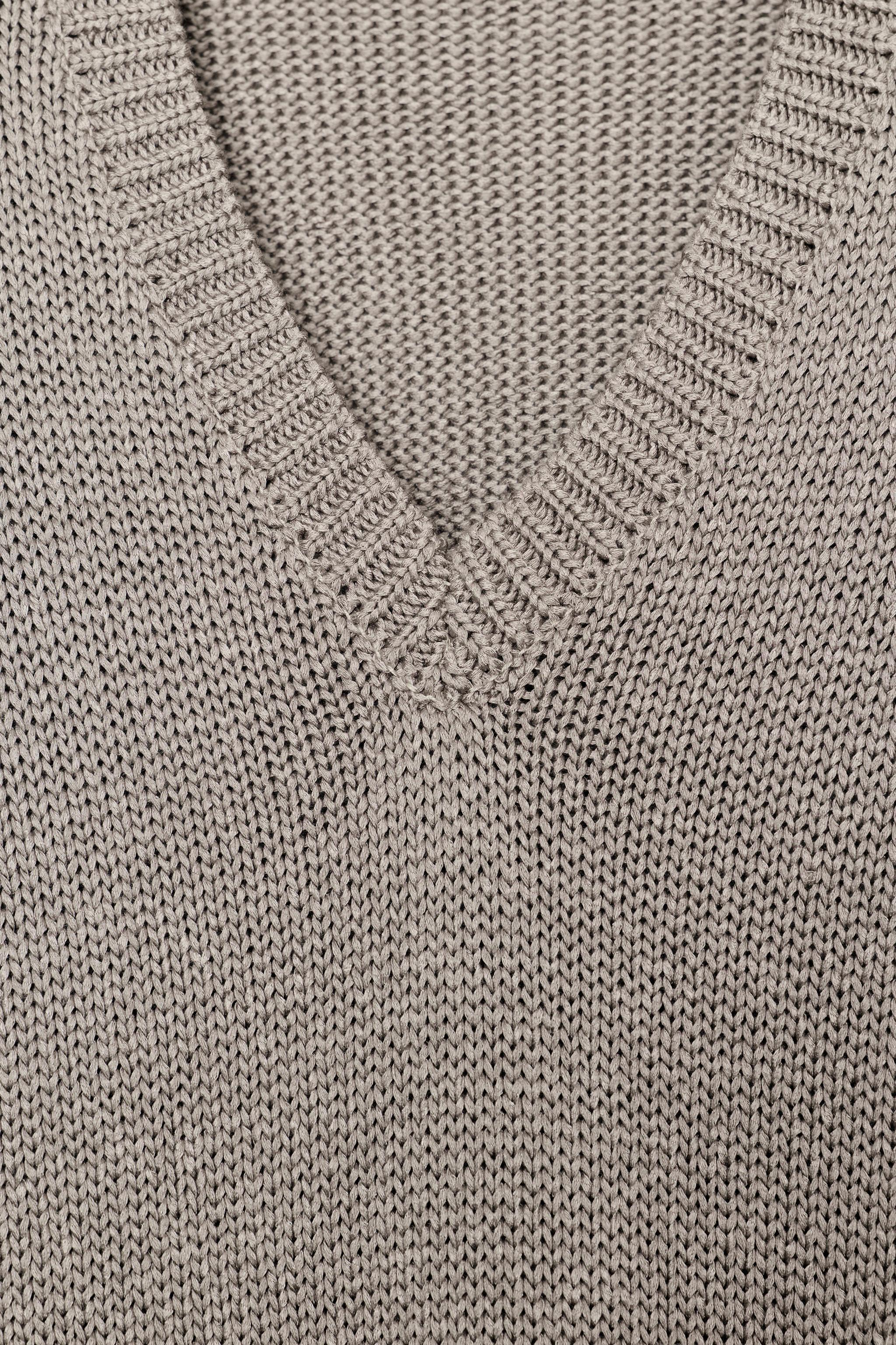 CHUNKY KNIT V-NECK JUMPER